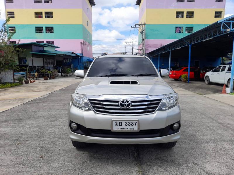 TOYOTA Fortuner 2012