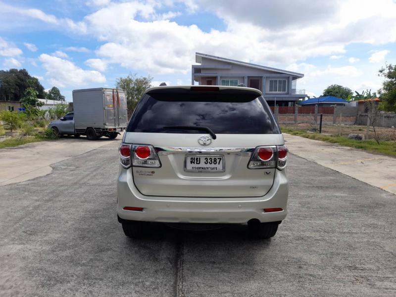 TOYOTA Fortuner 2012